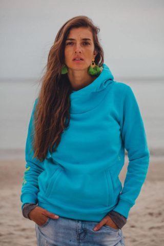 Surf girl on the beach wearing blue big hood hoodie as fajne bluzy damskie