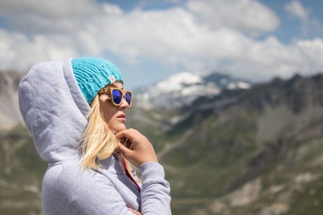 Surf girl viewing mountains in evokaii big hood hoodie in grey, fajne bluzy
